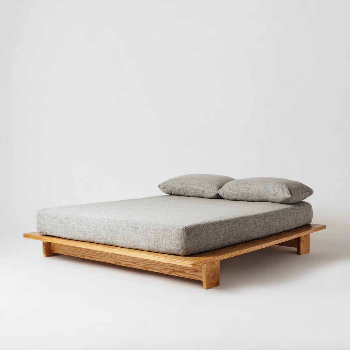 Lit double plateforme 160 x 200 cm gris et naturel en pin massif avec matelas et 2 oreillers rectangulaire